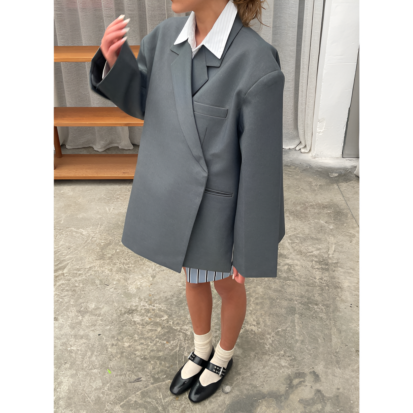 Marynarka damska – Luźny krój – Asymetryczne rozcięcie z boku – Kryte zapięcie