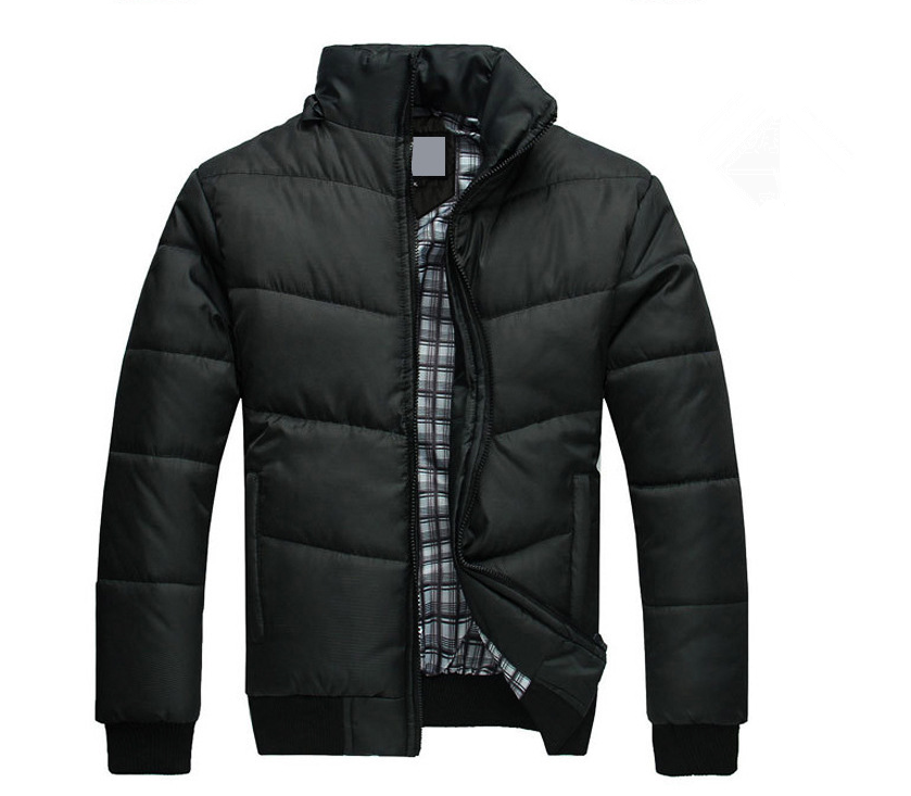 Czarna zimowa parka męska na modelu