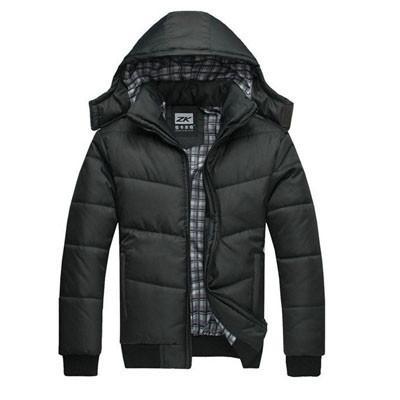 Czarna zimowa parka męska na modelu