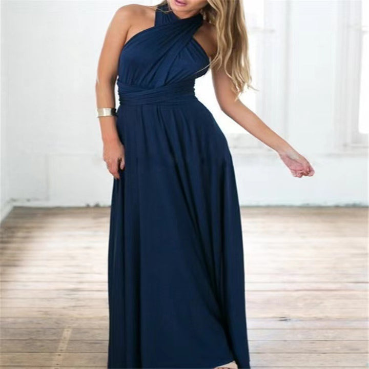Kobieta w długiej sukience z dekoltem V