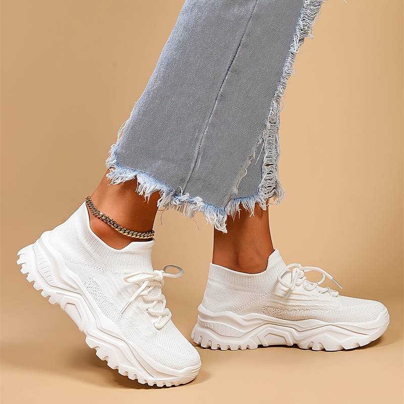 Damskie białe sneakersy sznurowane z grubą teksturowaną podeszwą wykonane z grubego dzianego materiału casual