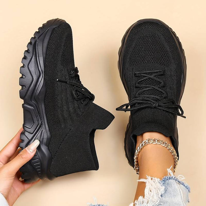 Czarne damskie sneakersy sznurowane z grubą teksturowaną podeszwą i dopasowanymi sznurówkami na co dzień