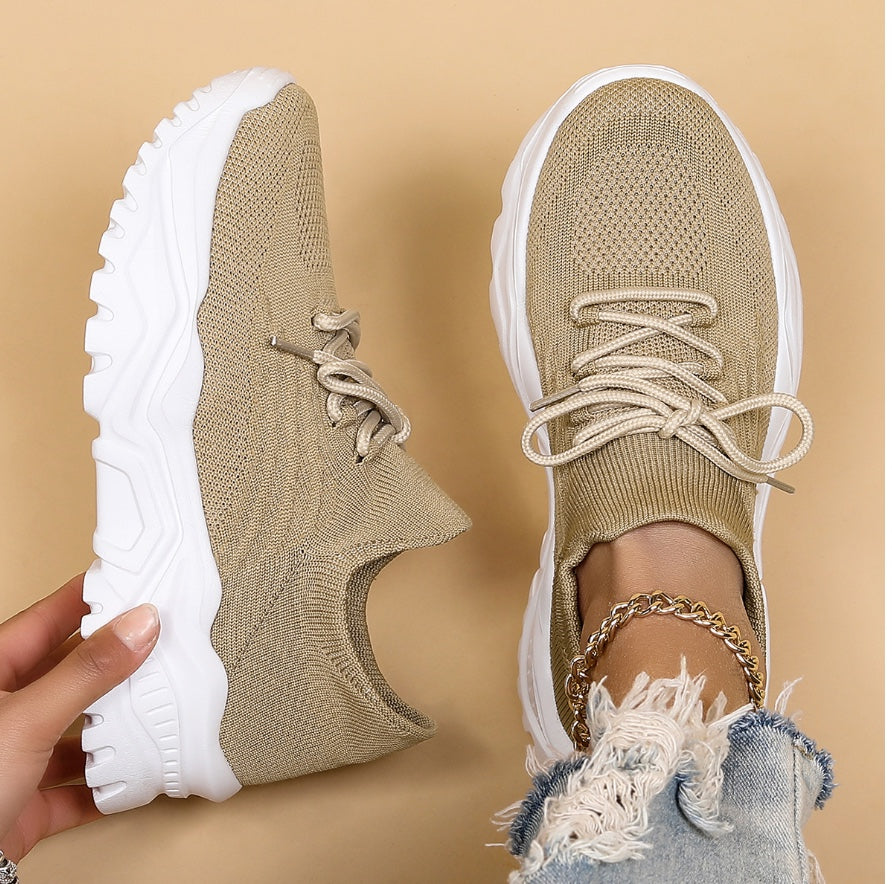 Beżowe damskie sneakersy sznurowane z grubą białą podeszwą wykonane z dzianiny casual