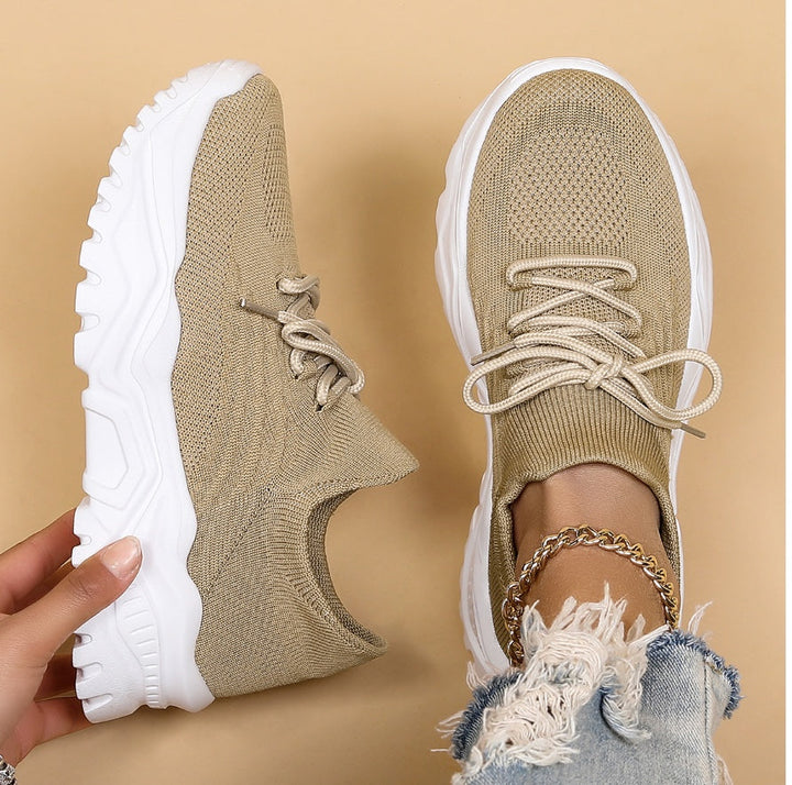Beżowe damskie sneakersy sznurowane z grubą białą podeszwą wykonane z dzianiny casual