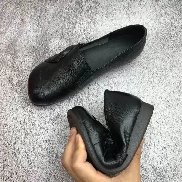 Czarne damskie skórzane loafersy wsuwane z miękką fakturą i subtelną frędzlą na cholewce casual