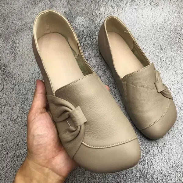 Beżowe damskie skórzane loafersy wsuwane z ozdobną kokardką casual
