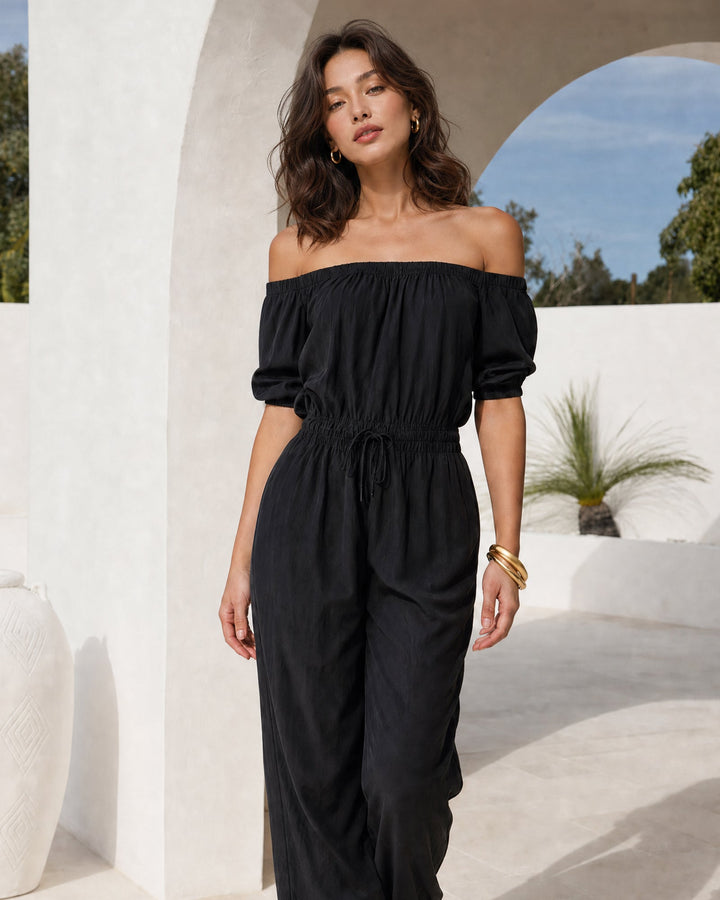 Czarny kombinezon damski off-shoulder bez rękawów