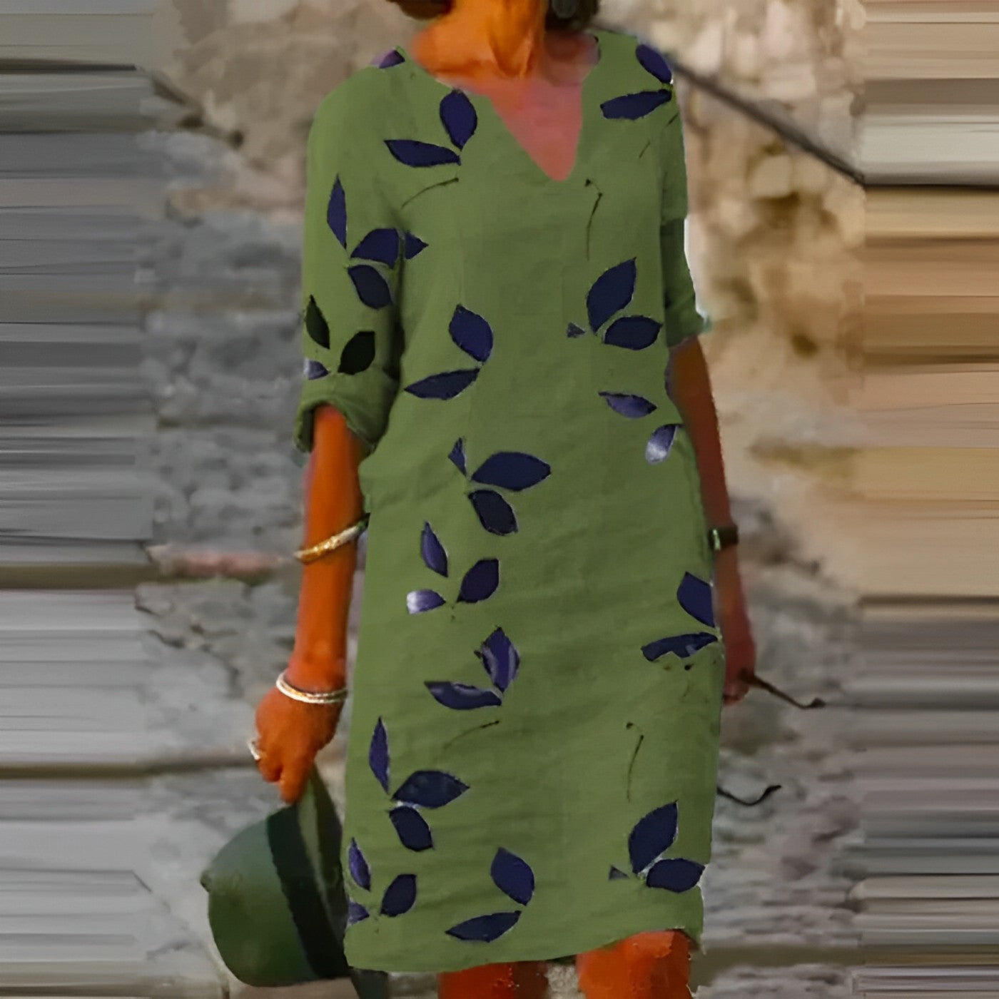 Damska sukienka o kroju sukienki z rozcięciem przy kołnierzyku i rękawem 3/4, w kwiaty | Mini 2