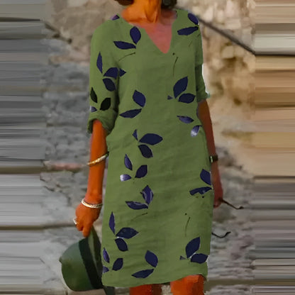 Damska sukienka o kroju sukienki z rozcięciem przy kołnierzyku i rękawem 3/4, w kwiaty | Mini 2