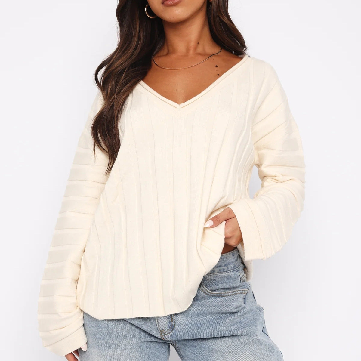 Elegancki damski sweterek z dekoltem w serek – łatwy w pielęgnacji i uniwersalny, długie rękawy, różne kolory