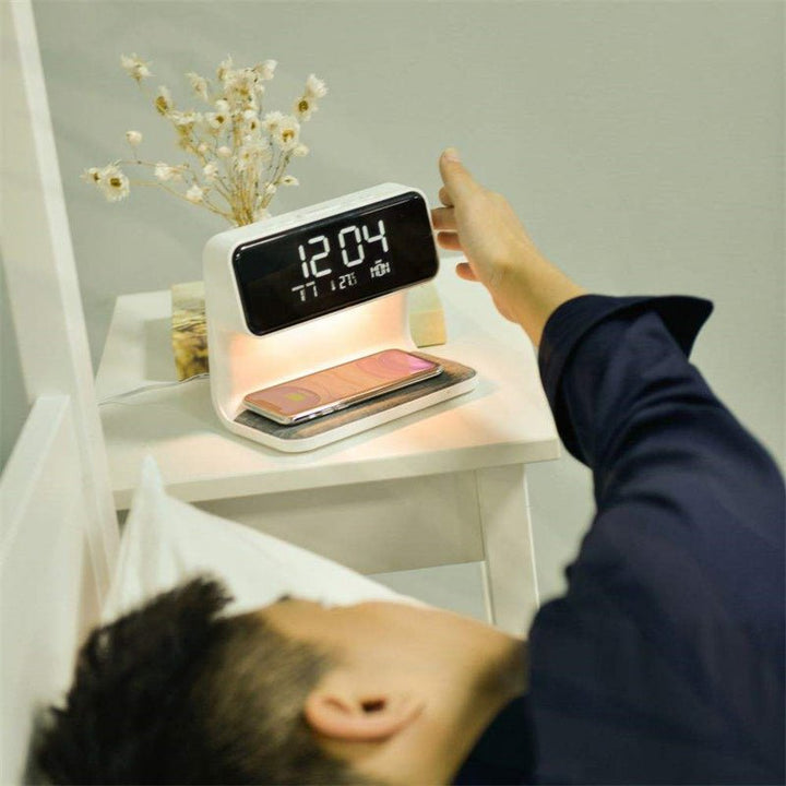 Inteligentny cyfrowy budzik z bezprzewodową ładowarką i nastrojowym światłem nocnym – budzik nocny dla smartfonów z obsługą Qi 2