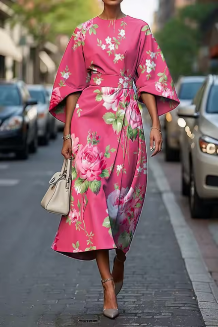 Damska sukienka w kwiaty z płynnym krojem
