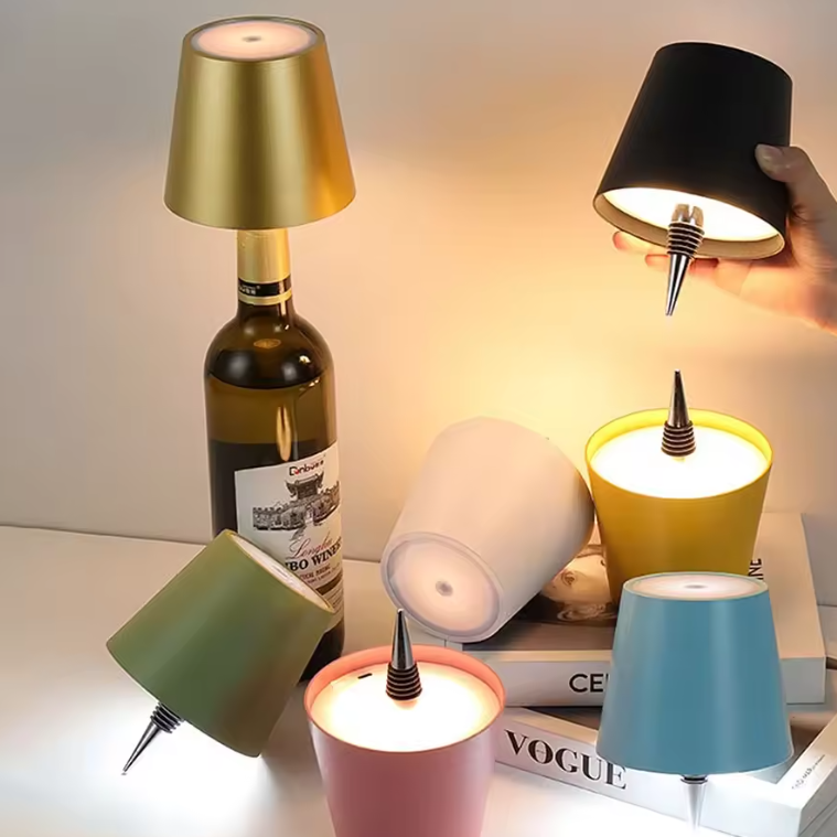Lampa stołowa BottleGlow – lampa akcentowa w kształcie butelki z abażurem z tkaniny do dekoracji wnętrz 3