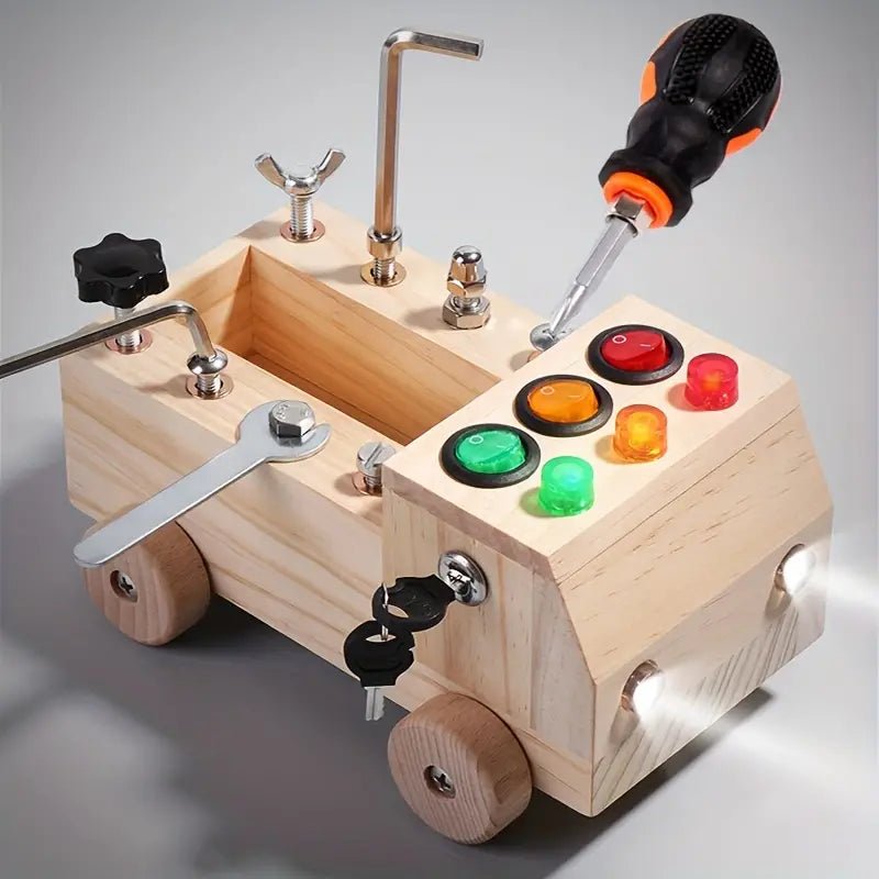 Montessori Activity Board Car Toy – Drewniana tablica aktywności z lampkami, przełącznikami i zamkiem na kluczyk dla maluchów 0