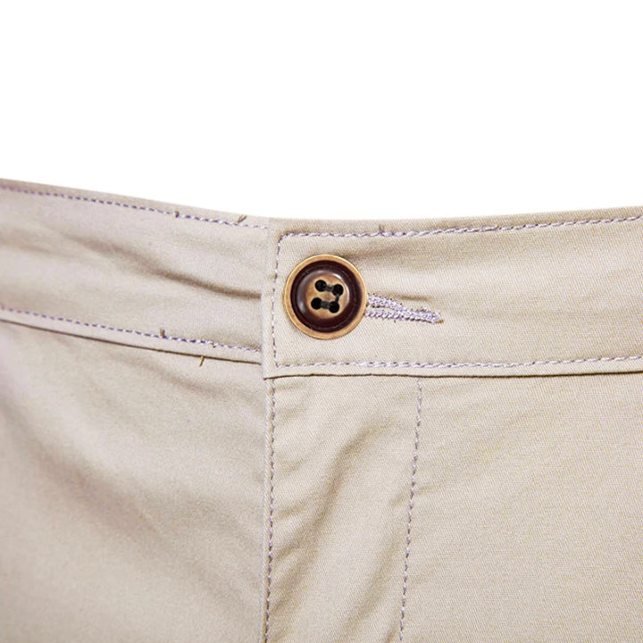 Men's casual shorts with straight legs and button closure | Side pockets