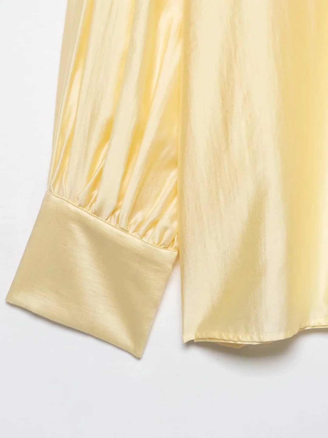 Women's long-sleeve blouse tied at the neck with a bow, buttoned, loose fit | Solid