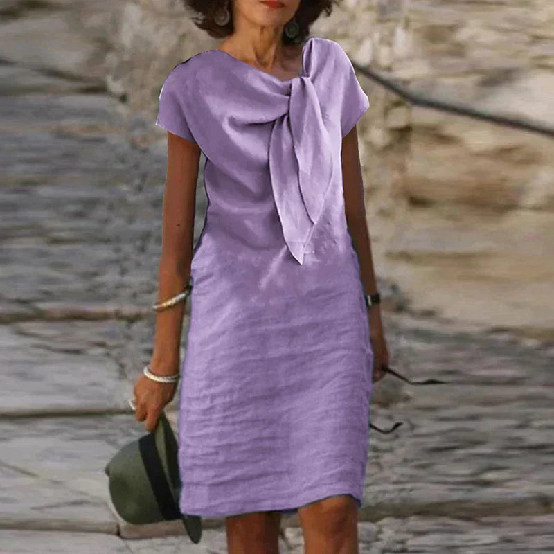 Sukienka damska z krótkim rękawem i dekoltem w łódkę, drapowana i wiązana na szyi | Mini 0