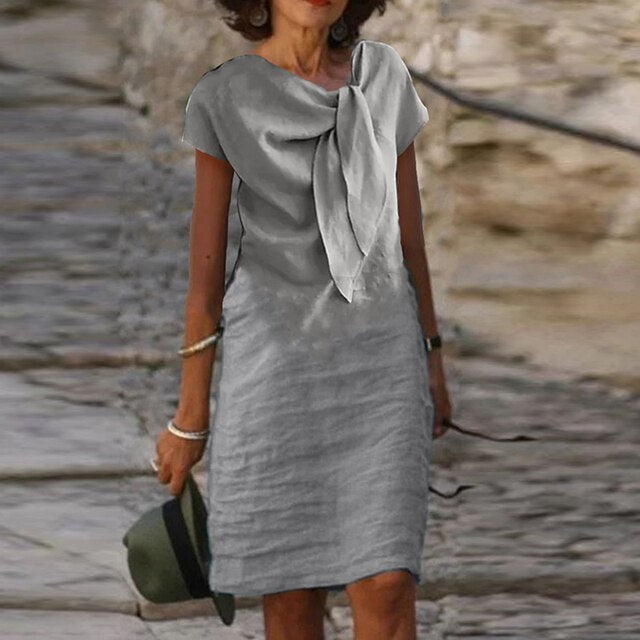 Sukienka damska z krótkim rękawem i dekoltem w łódkę, drapowana i wiązana na szyi | Mini 3