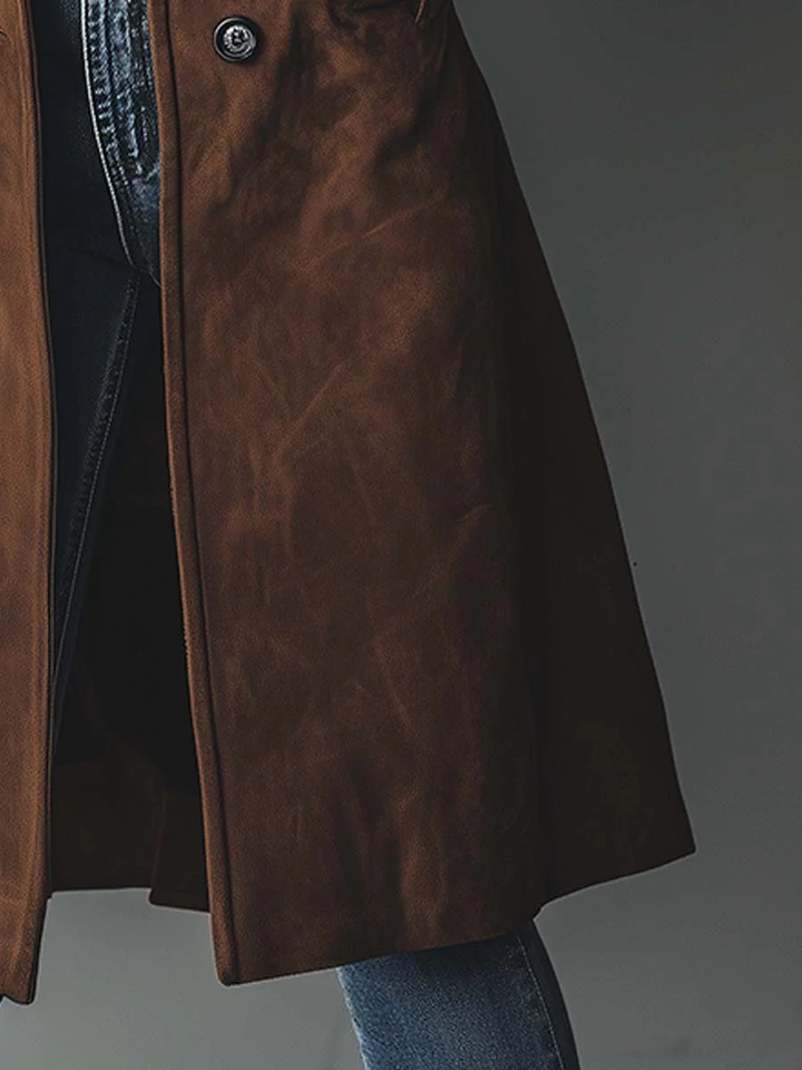 Brązowy trencz damski w stylu vintage na modelce