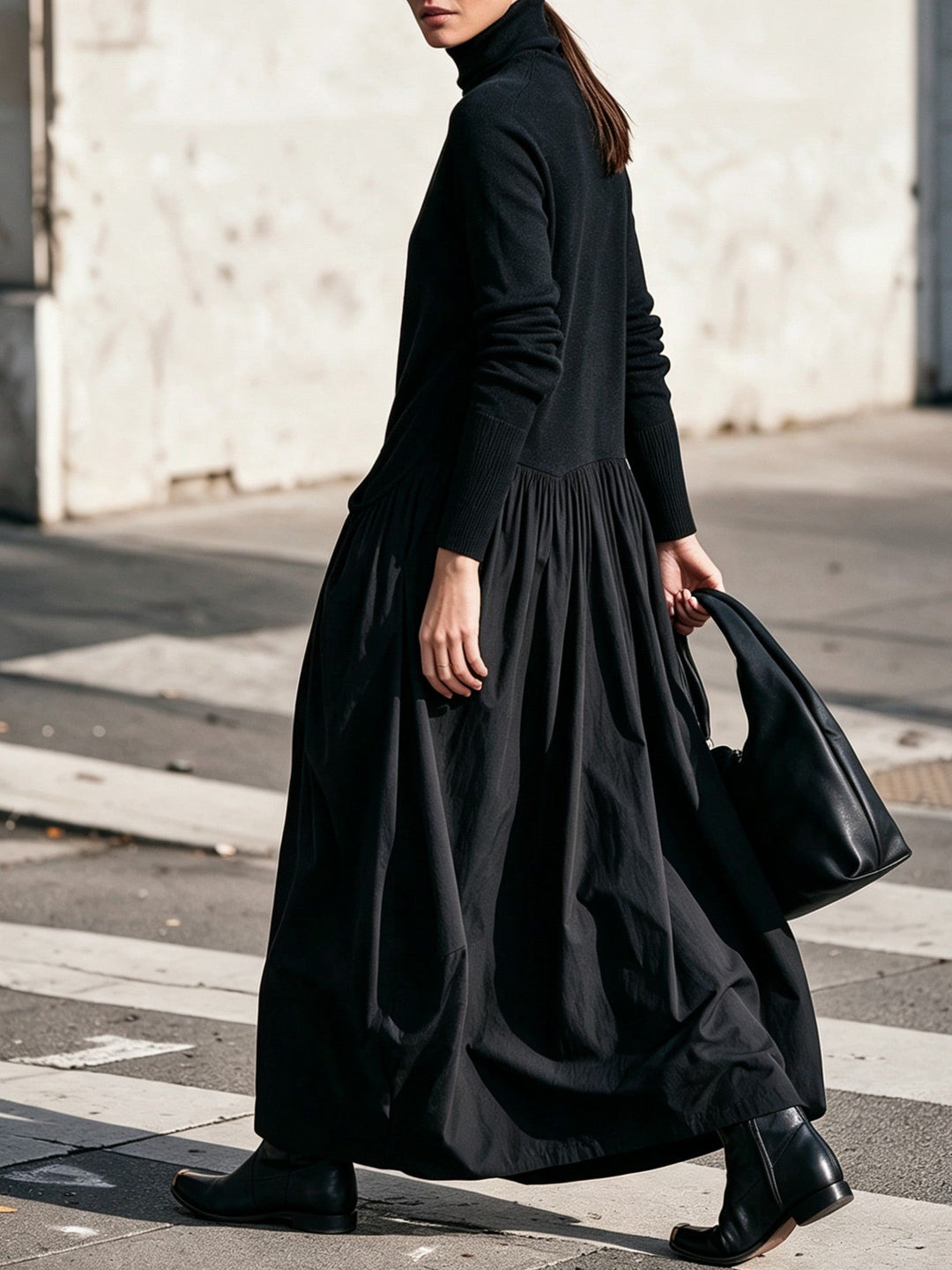 Kobieta w długiej sukience maxi oversize z kieszeniami