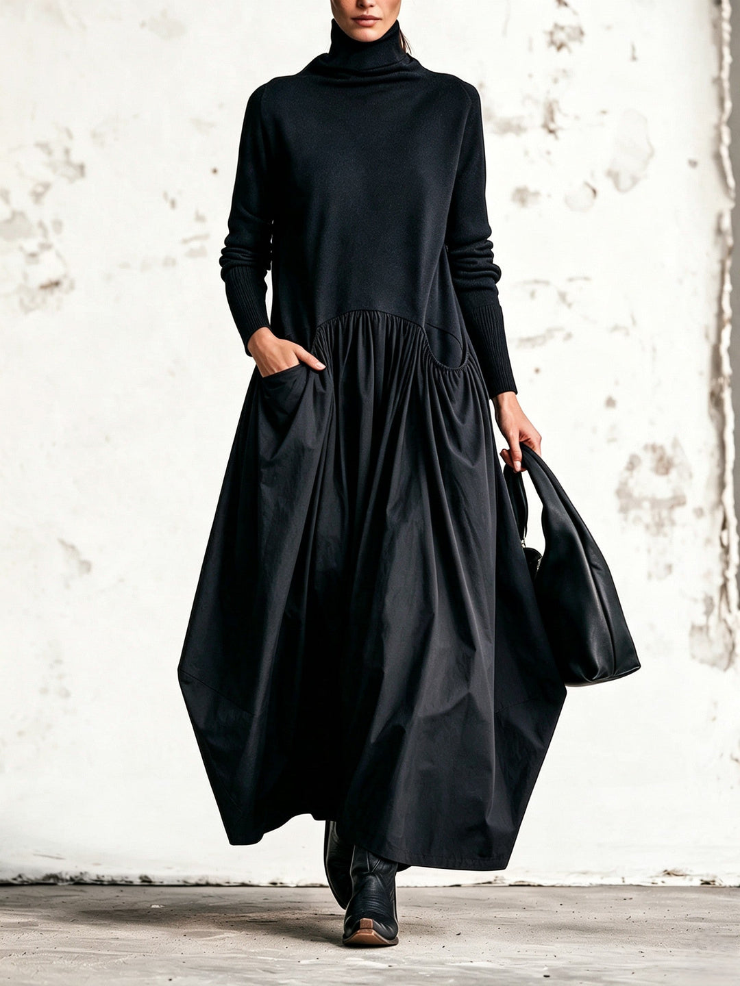 Kobieta w długiej sukience maxi oversize z kieszeniami