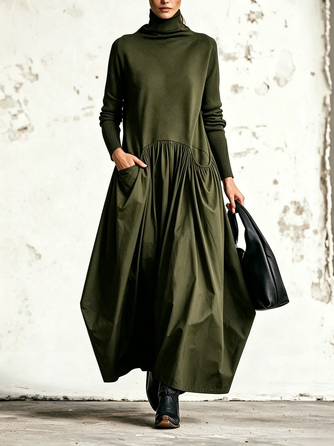 Kobieta w długiej sukience maxi oversize z kieszeniami