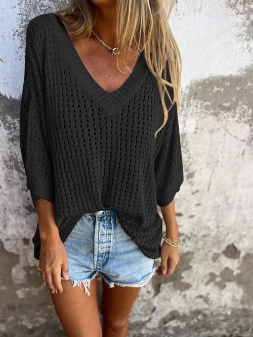 Czarny luźny dzianinowy top damski z dekoltem v o perforowanej strukturze w stylu boho