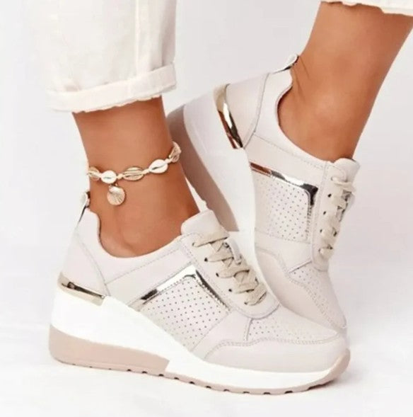 Damskie sneakersy na koturnie z perforacją i metalicznymi detalami | SkyLift