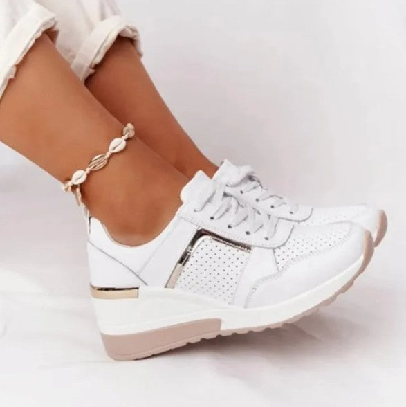 Damskie sneakersy na koturnie z perforacją i metalicznymi detalami | SkyLift