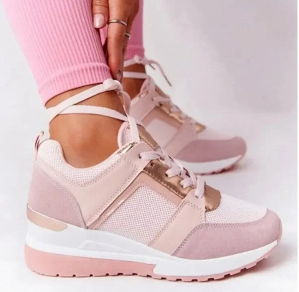 Damskie sneakersy na koturnie z perforacją i metalicznymi detalami | SkyLift