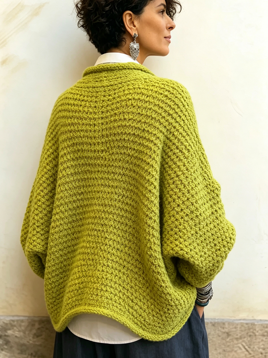 Damski sweter kopertowy z rękawami nietoperz na modelce