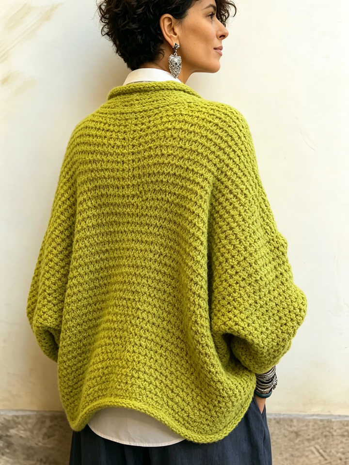 Damski sweter kopertowy z rękawami nietoperz na modelce